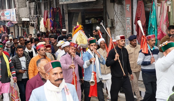 Bada Dev Kamrunag reached Mandi amidst the drizzle of rain