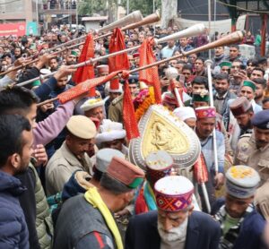 Bada Dev Kamrunag reached Mandi amidst the drizzle of rain