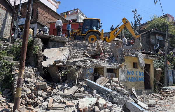 The process of removing illegal encroachments is going on in Chamba, administration is strict..!