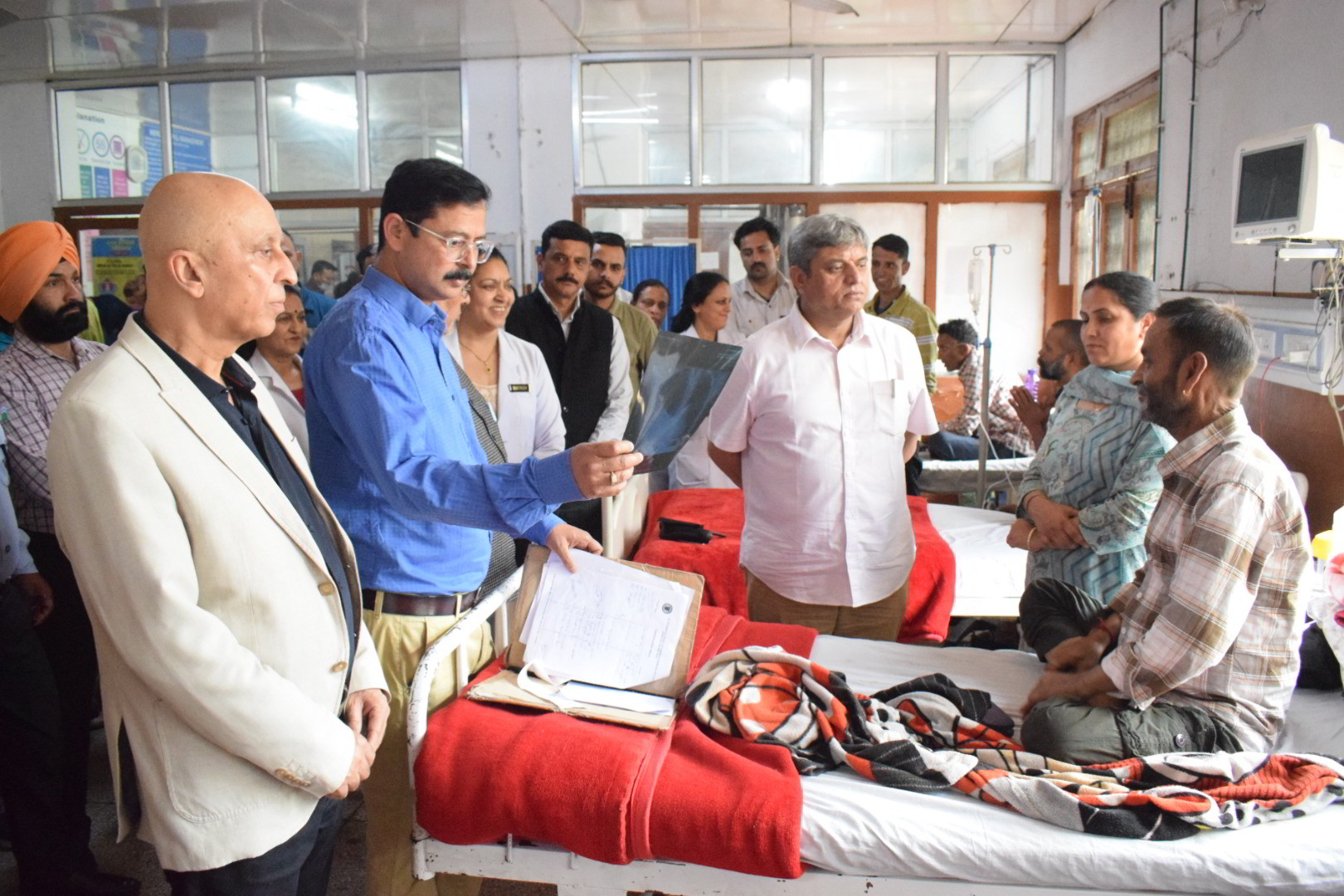 MLA Neeraj Nayyar held a meeting regarding facilities in the medical college and gave these instructions