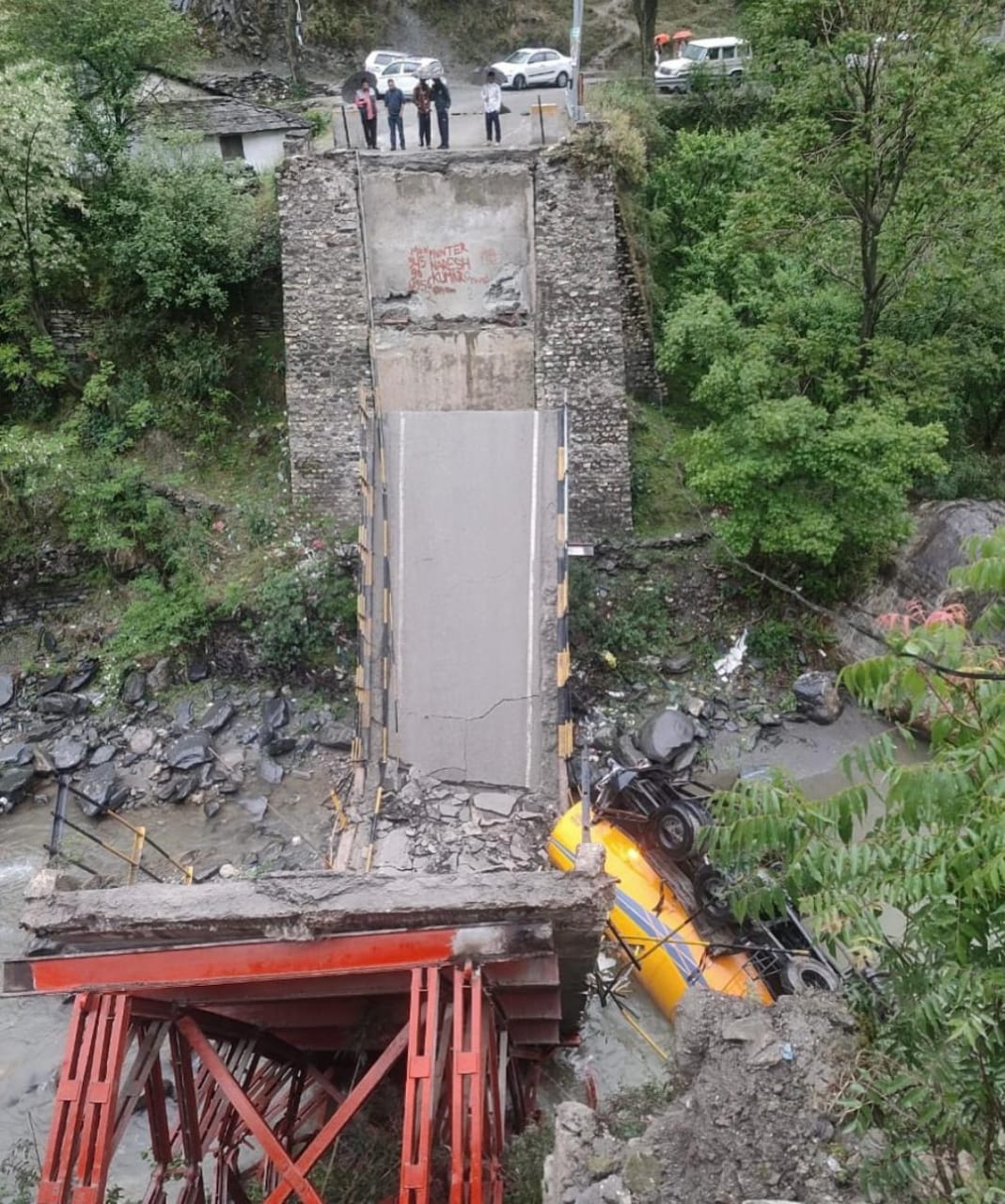Himachal: Truck loaded with cement fell down due to breaking of bridge